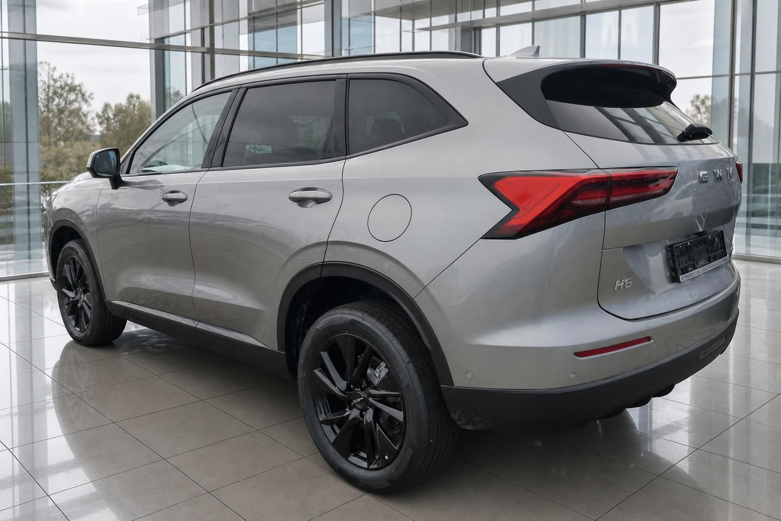 GWM Haval H6 SUV in Silber, Seiten-Heckansicht im Showroom