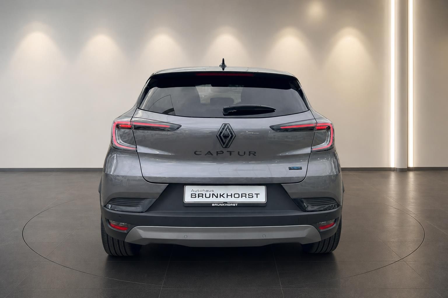 Renault Captur Heckansicht grau mit LED-Rücklichtern und Kennzeichen im Showroom