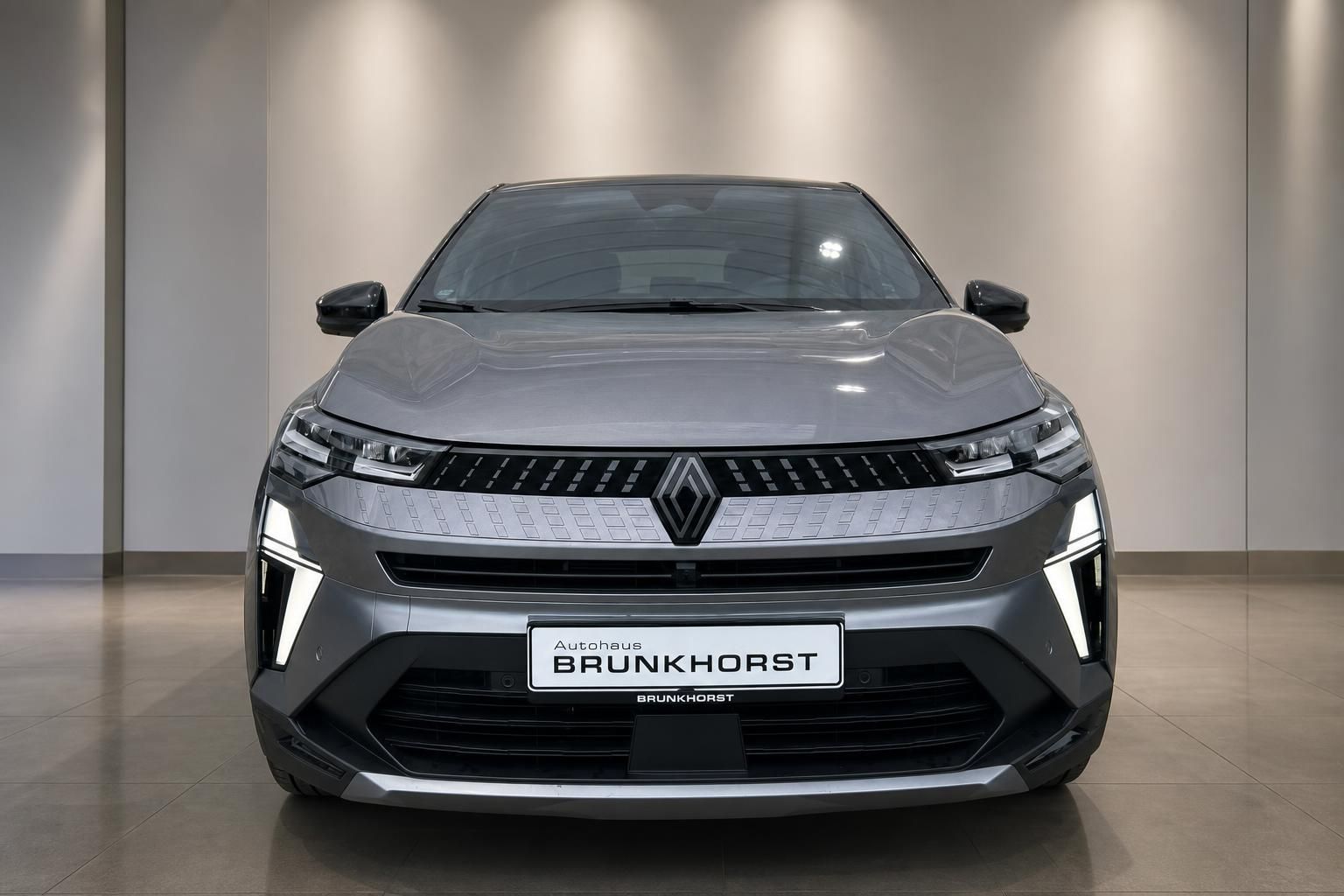 Renault Captur Frontansicht grau mit LED-Scheinwerfern und Kühlergrill im Autohaus