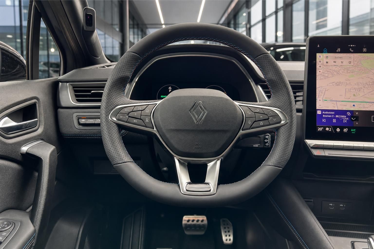 Renault Lenkrad mit Multifunktionstasten und digitales Cockpit Display im Fahrzeuginnenraum