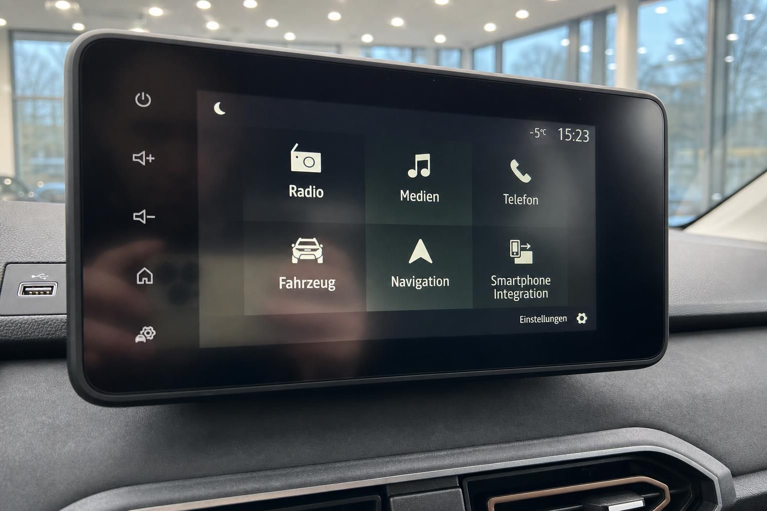 Dacia Infotainment-System mit Touchscreen Display und Menüführung im Fahrzeug
