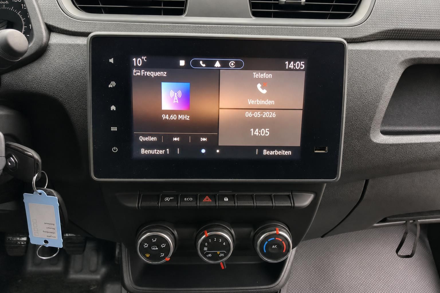 Renault Infotainment-System mit Touchscreen, Klimabedienung und Mittelkonsole im Detail