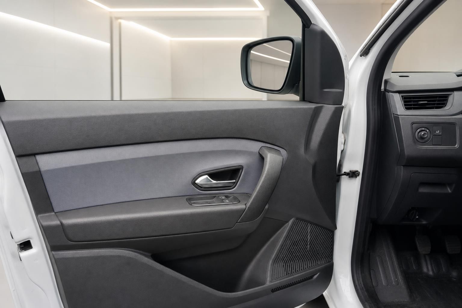 Fahrzeug Innenraum mit grauer Türverkleidung und Armaturenbrett - Detailansicht Fahrertür