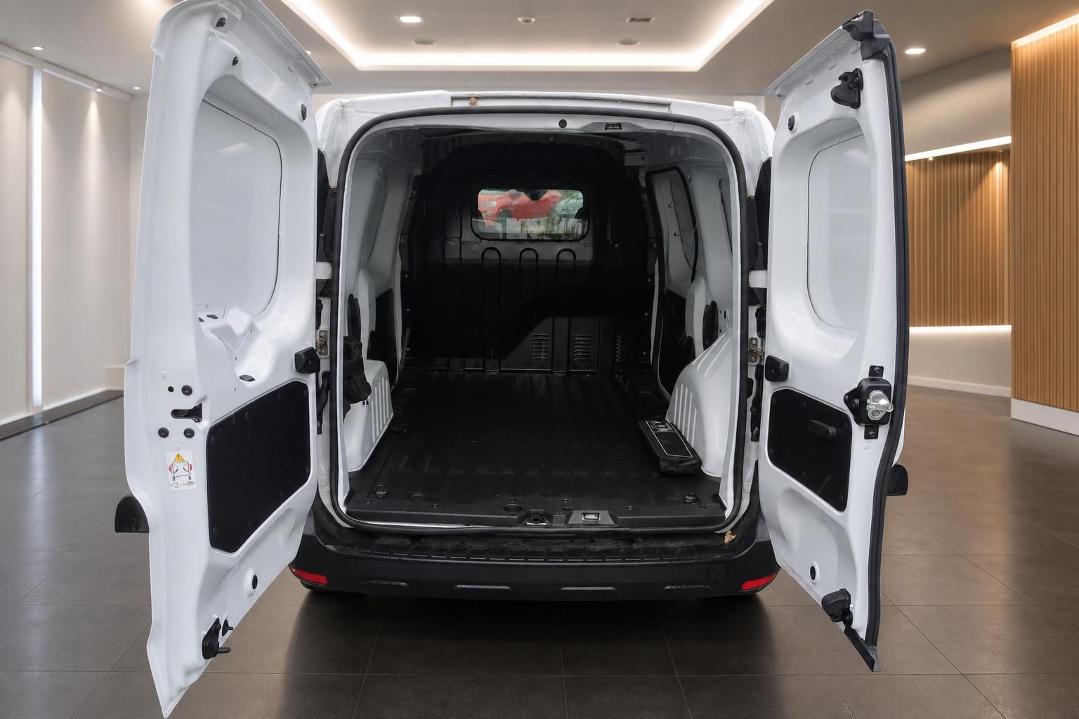 Weißer Transporter Laderaum mit geöffneten Hecktüren - Blick in den leeren Frachtraum