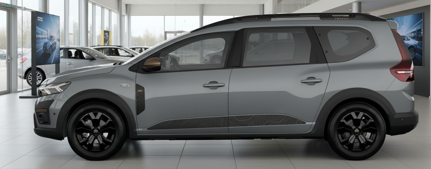Grauer Dacia Jogger Seitenansicht im Autohaus Showroom mit schwarzen Felgen