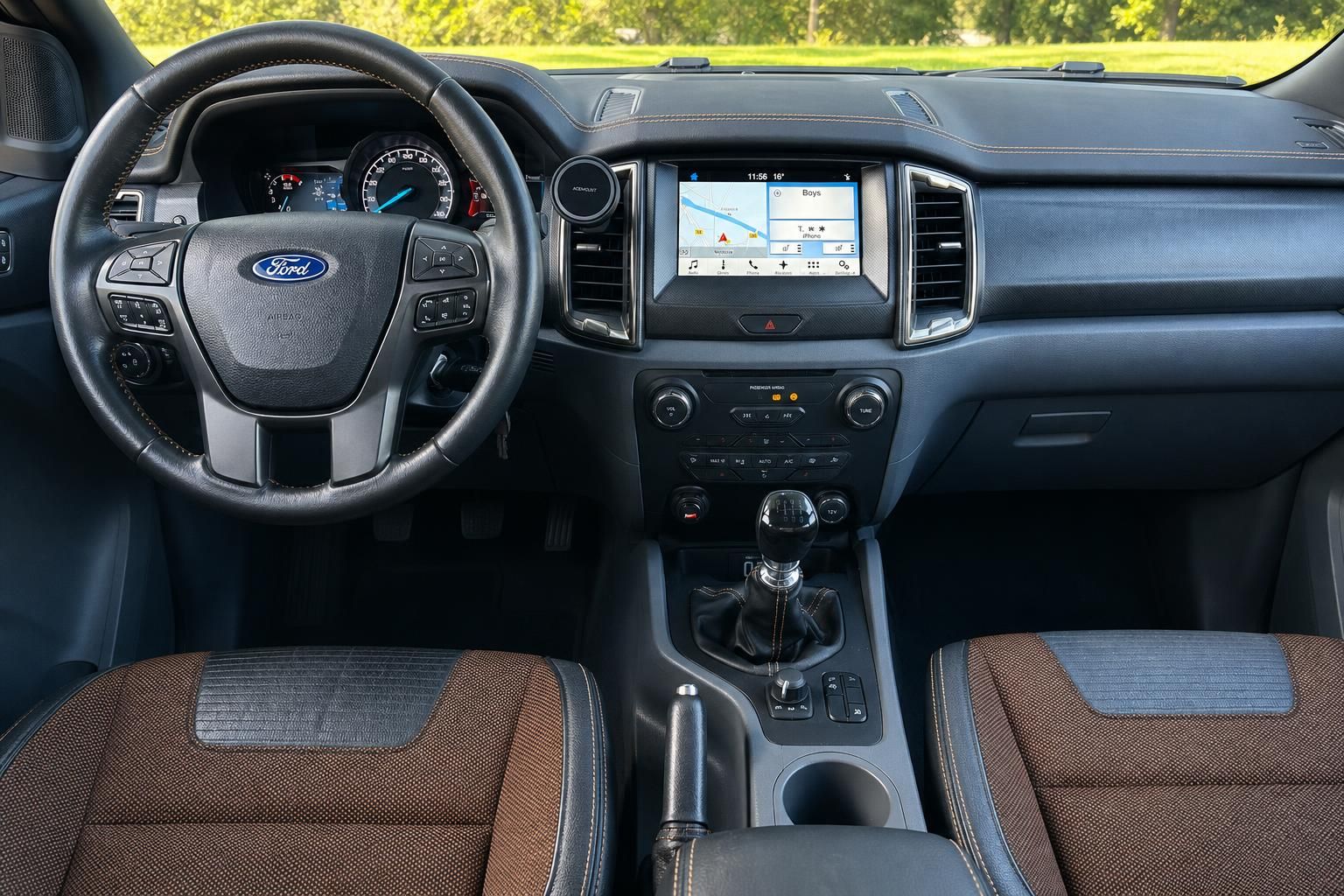Ford Armaturenbrett mit Lenkrad, Touchscreen-Infotainment und Schaltknauf im Innenraum