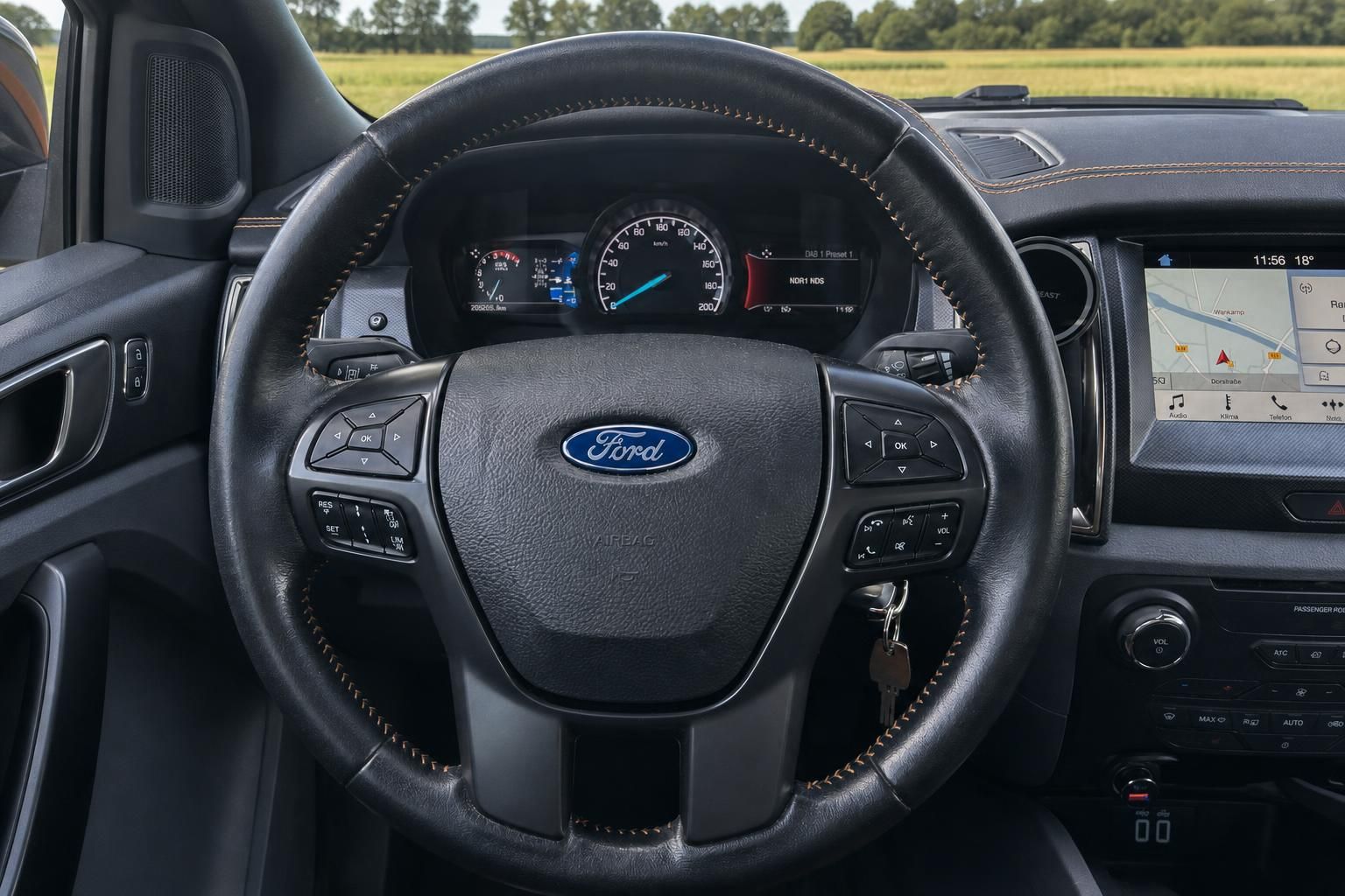 Ford Lenkrad mit Multifunktionstasten, Armaturenbrett und Touchscreen-Display