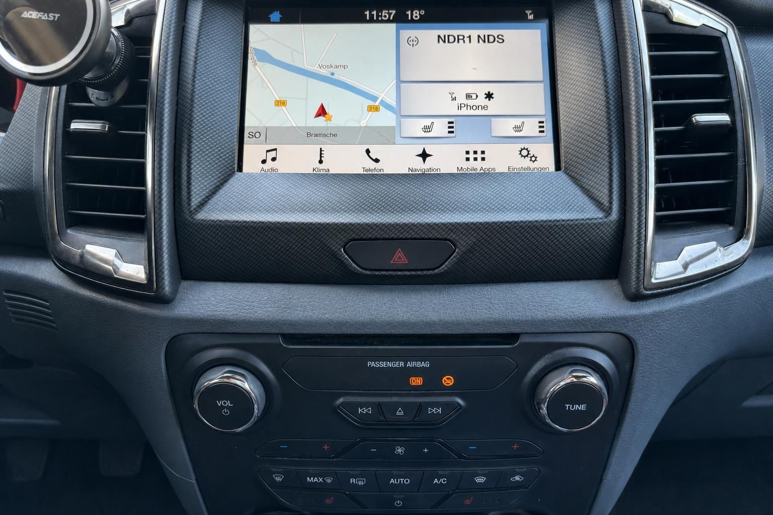 Ford Infotainment-System mit Navigationskarte und Radio-Bedienfeld im Armaturenbrett