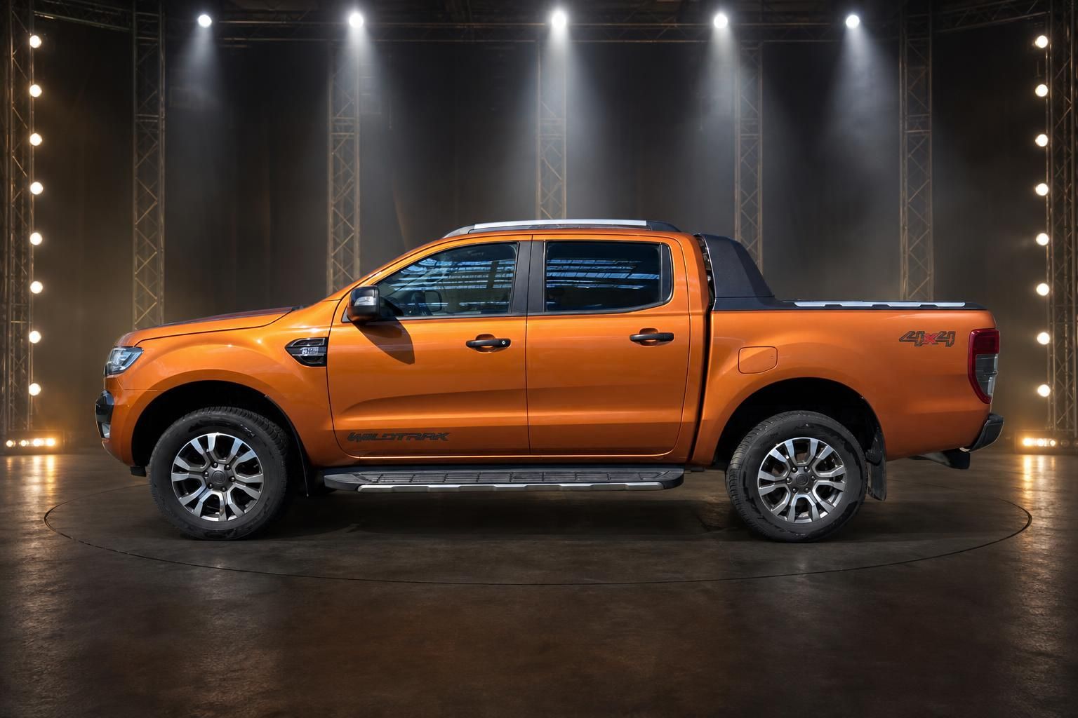 Ford Ranger Wildtrak Orange Seitenansicht Doppelkabine 4x4 Pickup Truck gebraucht