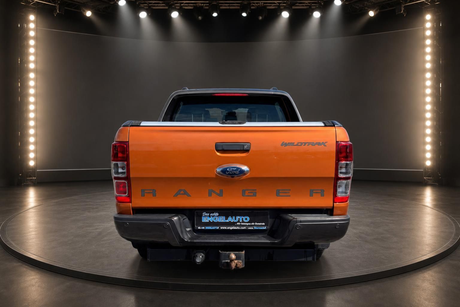 Ford Ranger Wildtrak Pick-up orange Heckansicht Studioaufnahme mit Ford Logo