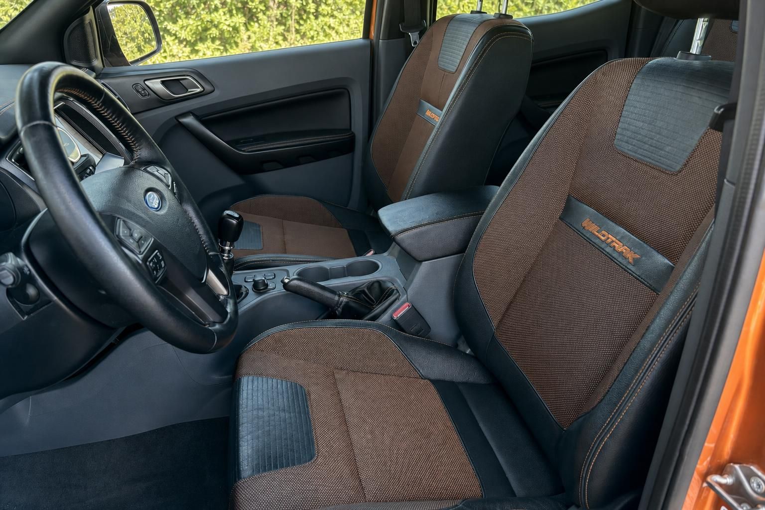 Ford Ranger Wildtrak Innenraum Vordersitze schwarz-braune Wildtrak Sitzbezüge