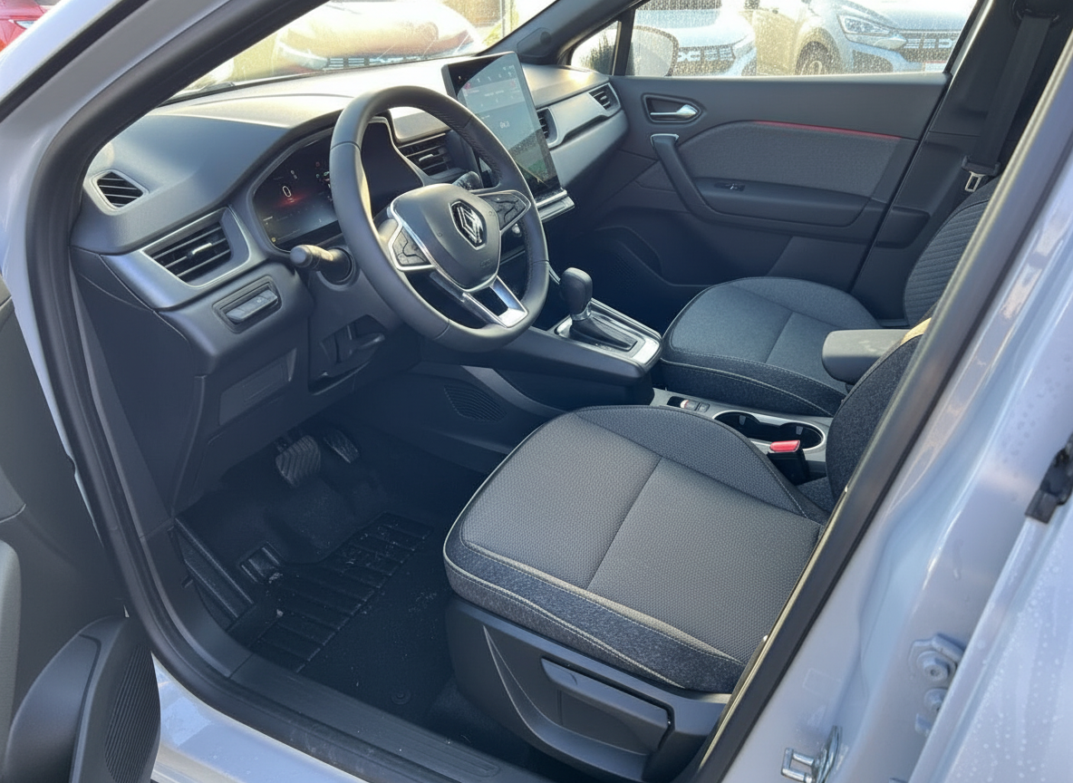 Renault Innenraum mit schwarzen Stoffsitzen, modernem Cockpit und großem Touchscreen