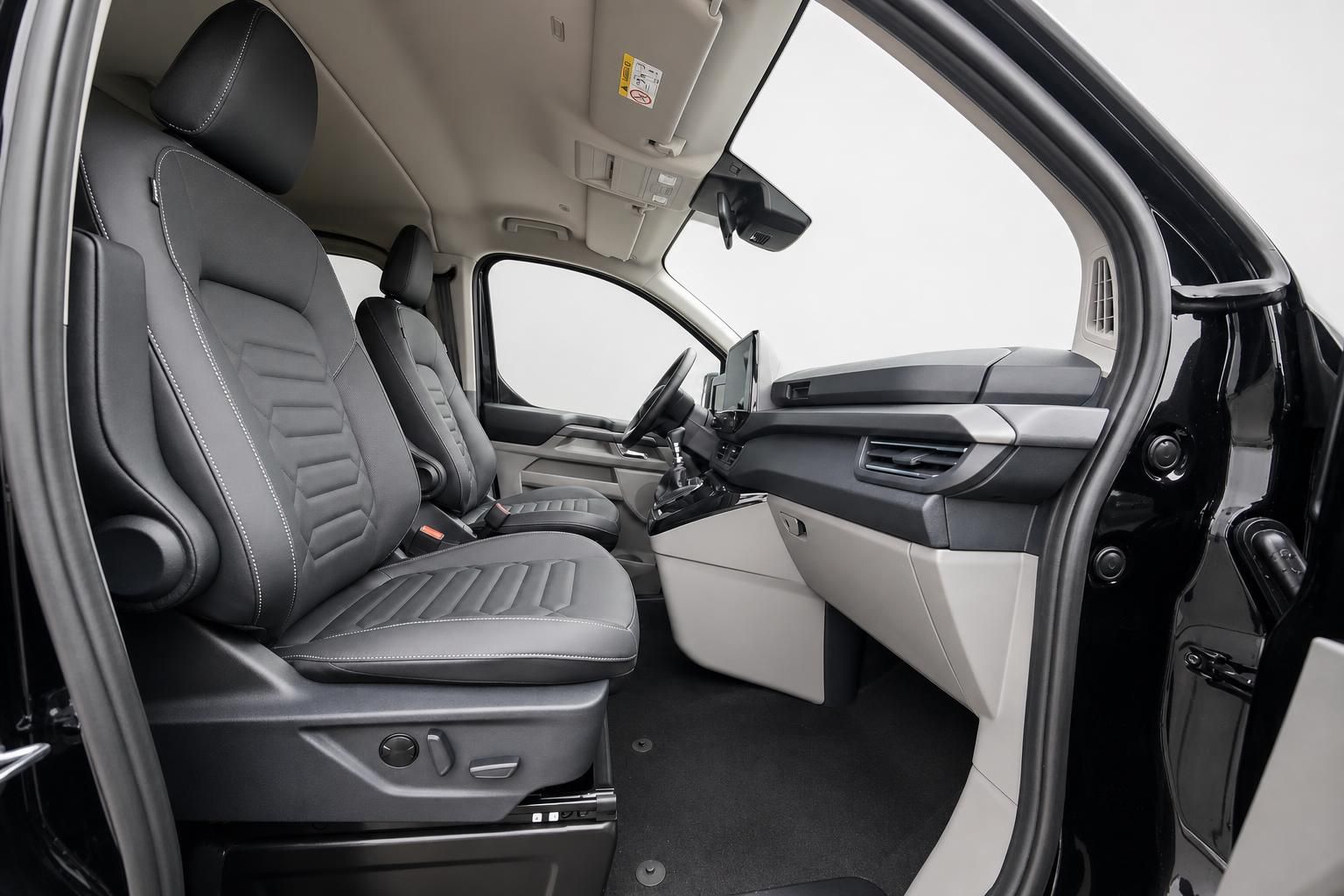 Ford Tourneo Innenraum Vordersitze und Cockpit Ansicht