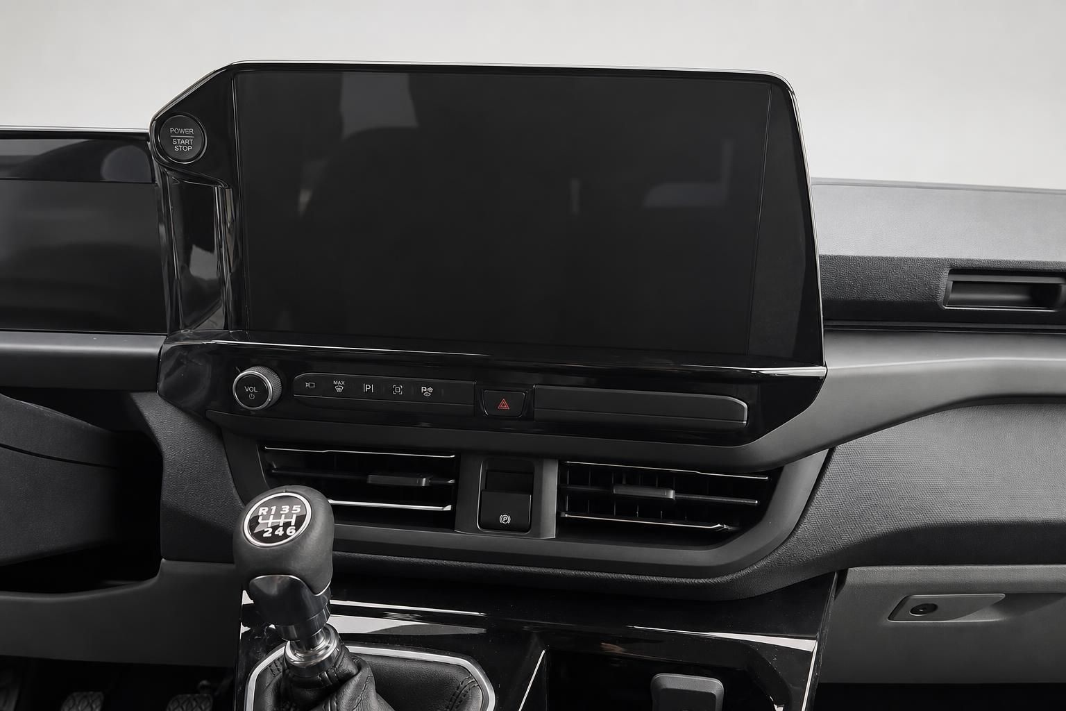 Cockpit mit Touchscreen und Schaltknauf im Fahrzeuginnenraum
