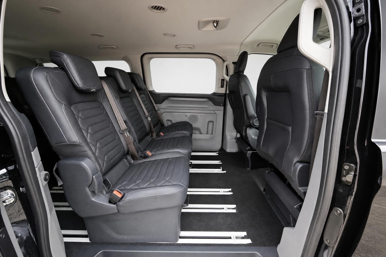 Innenraum eines Vans mit Ledersitzen und geöffneter Schiebetür
