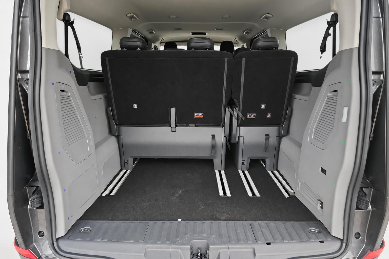 Laderaum mit umgeklappten Sitzen und Verzurrschienen im Kombi