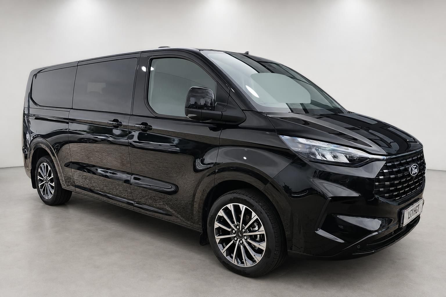 Ford Van schwarz Frontansicht schräg mit Kennzeichen im Studio