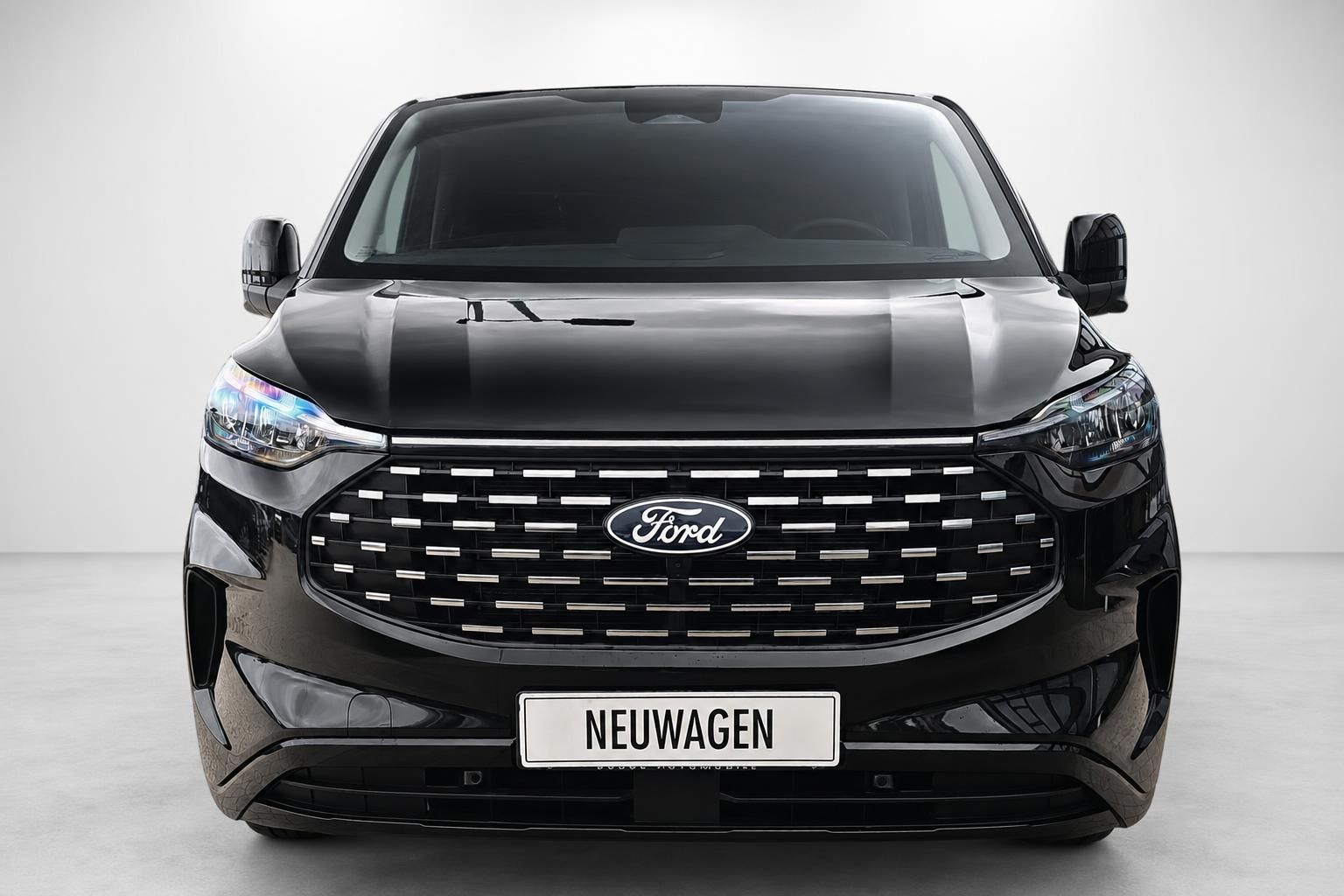 Ford Van schwarz Frontansicht mit Kühlergrill und Ford Logo im Studio