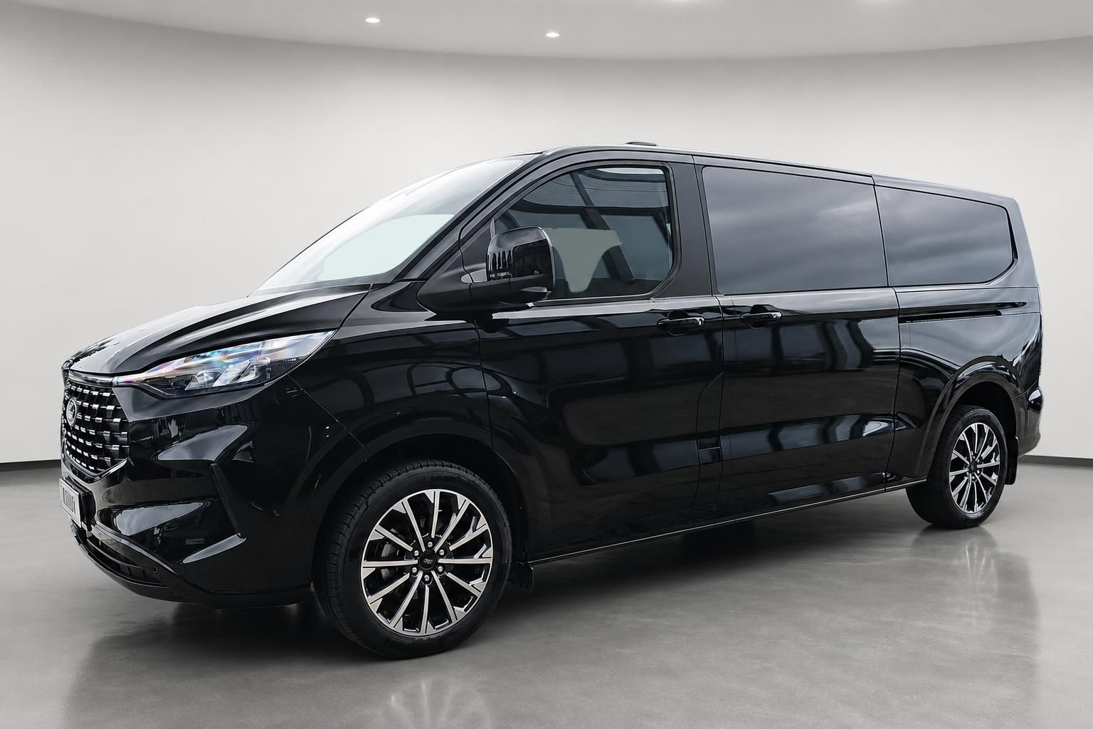 Ford Van schwarz Frontansicht schräg mit Alufelgen im Ausstellungsraum