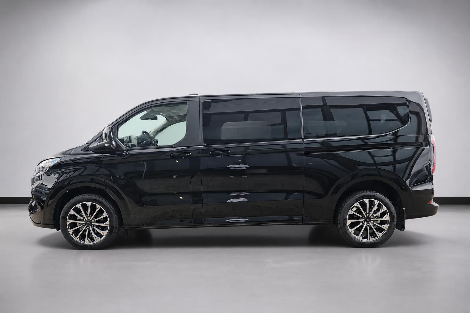 Ford Van schwarz Seitenansicht mit Alufelgen im Fotostudio
