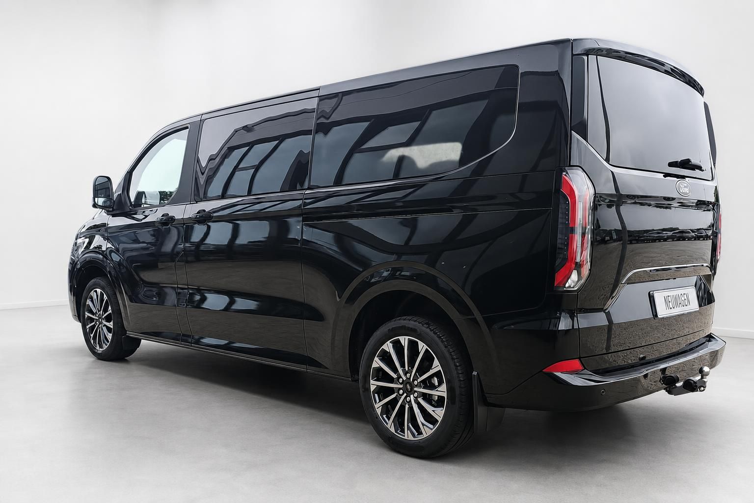 Ford Van schwarz Heckansicht mit Rückleuchten und Anhängerkupplung