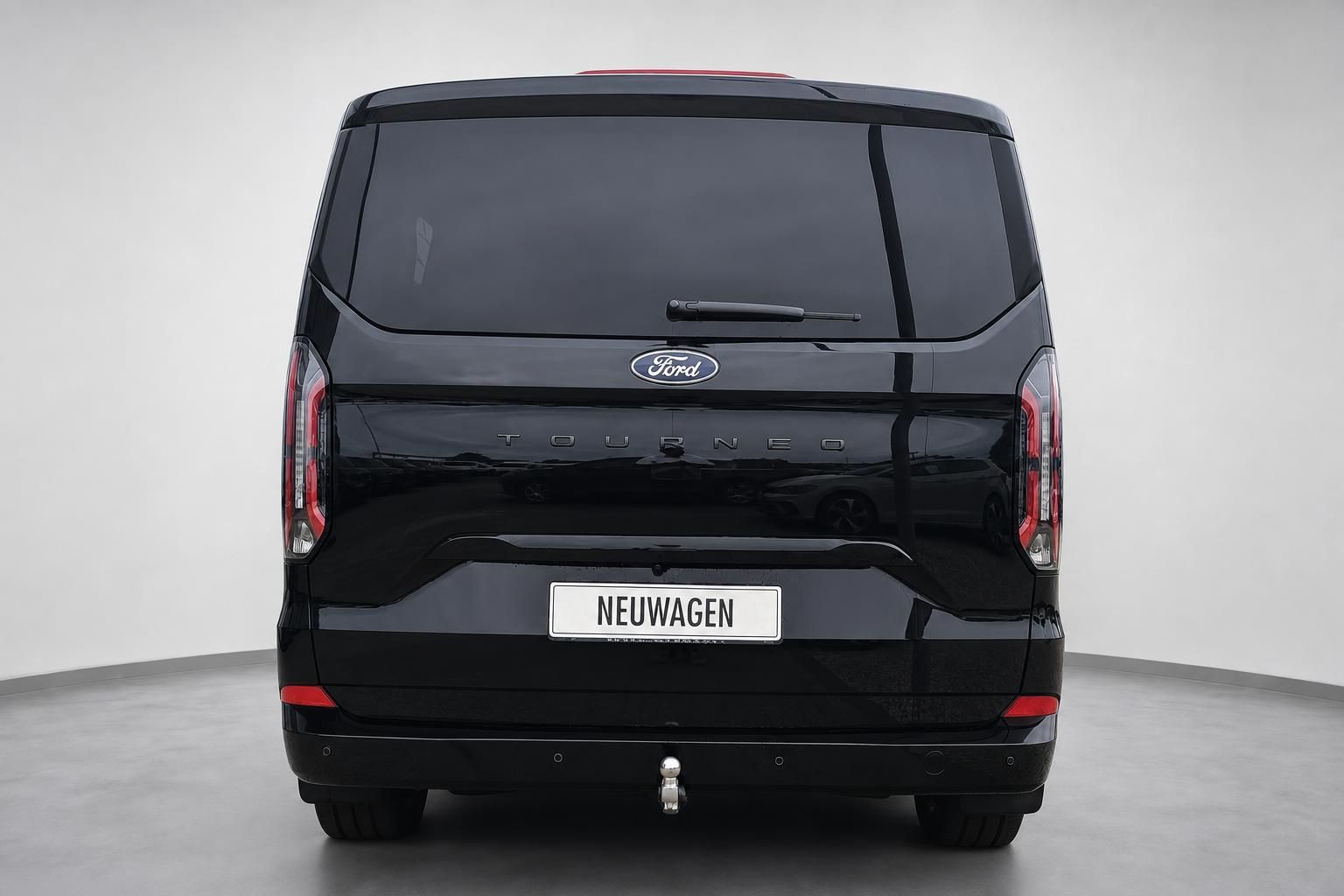 Ford Tourneo Neuwagen schwarz Heckansicht im Studio