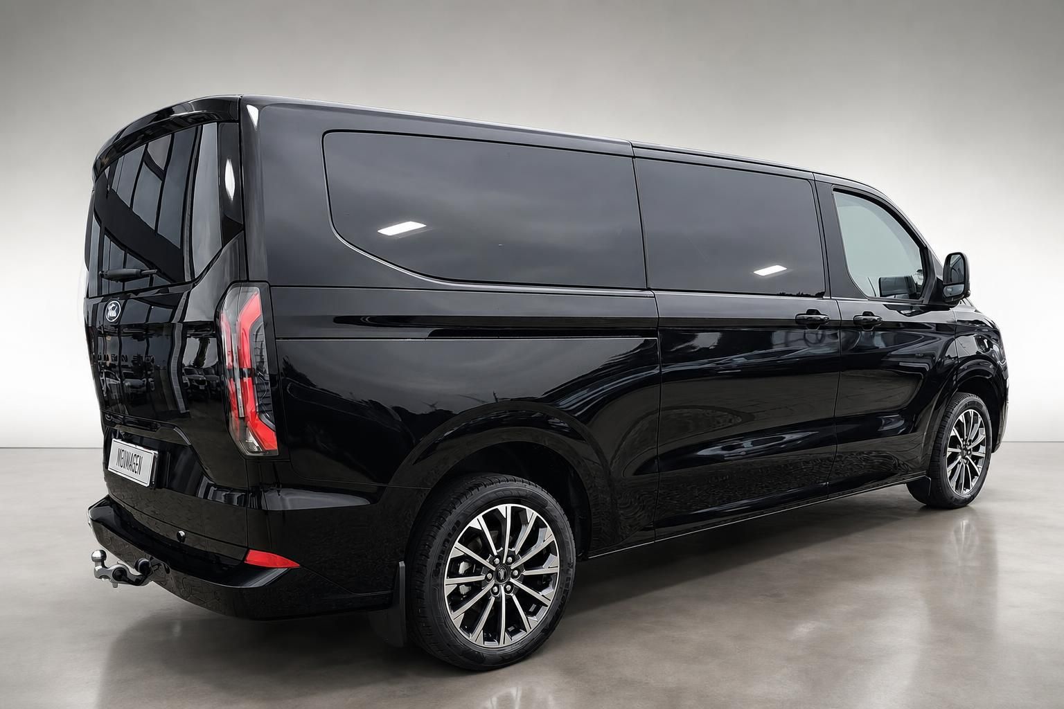 Ford Tourneo schwarz Heck-Seitenansicht Neuwagen Studioaufnahme