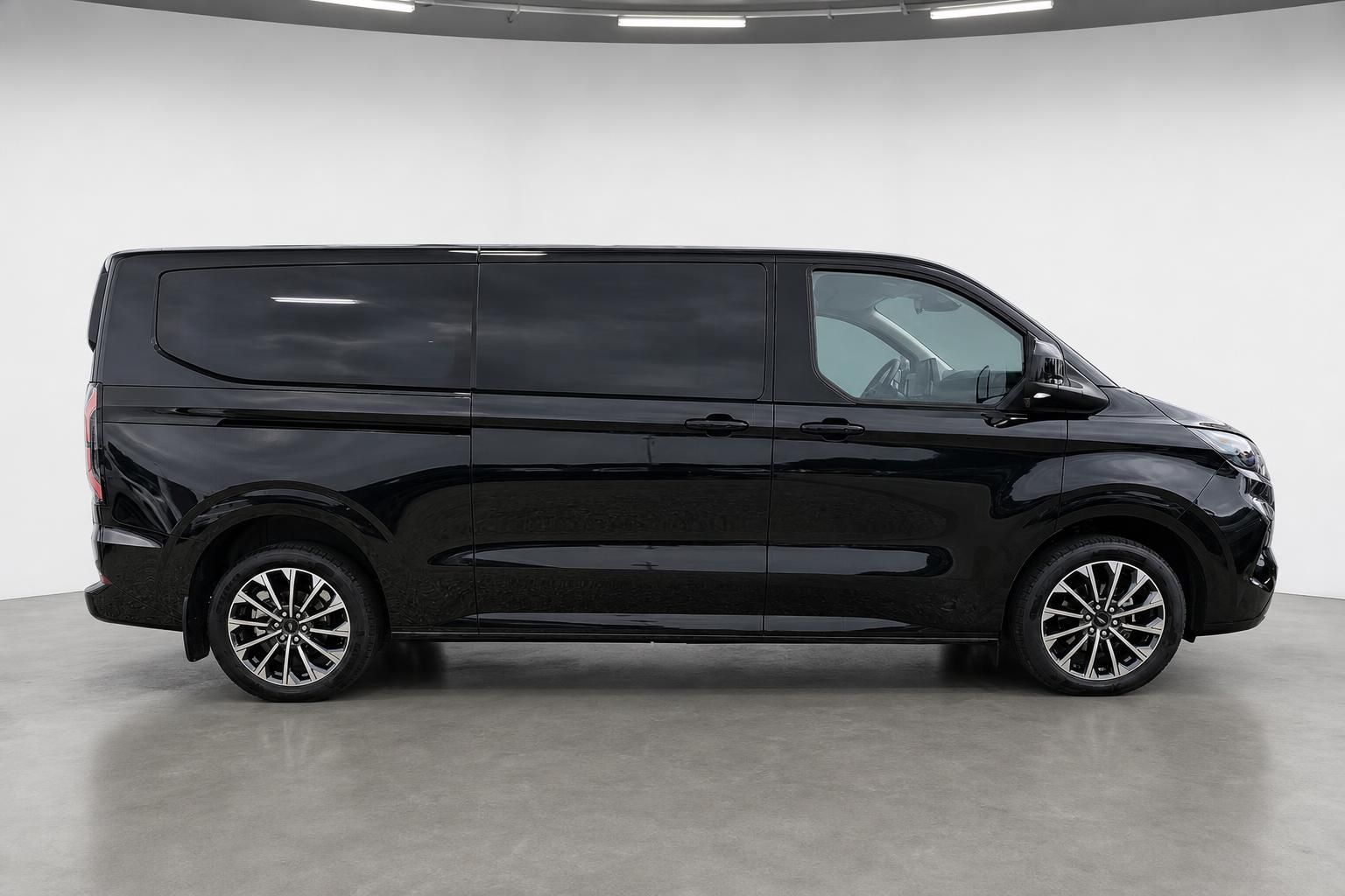 Ford Tourneo schwarz Seitenansicht Van Neuwagen im Showroom