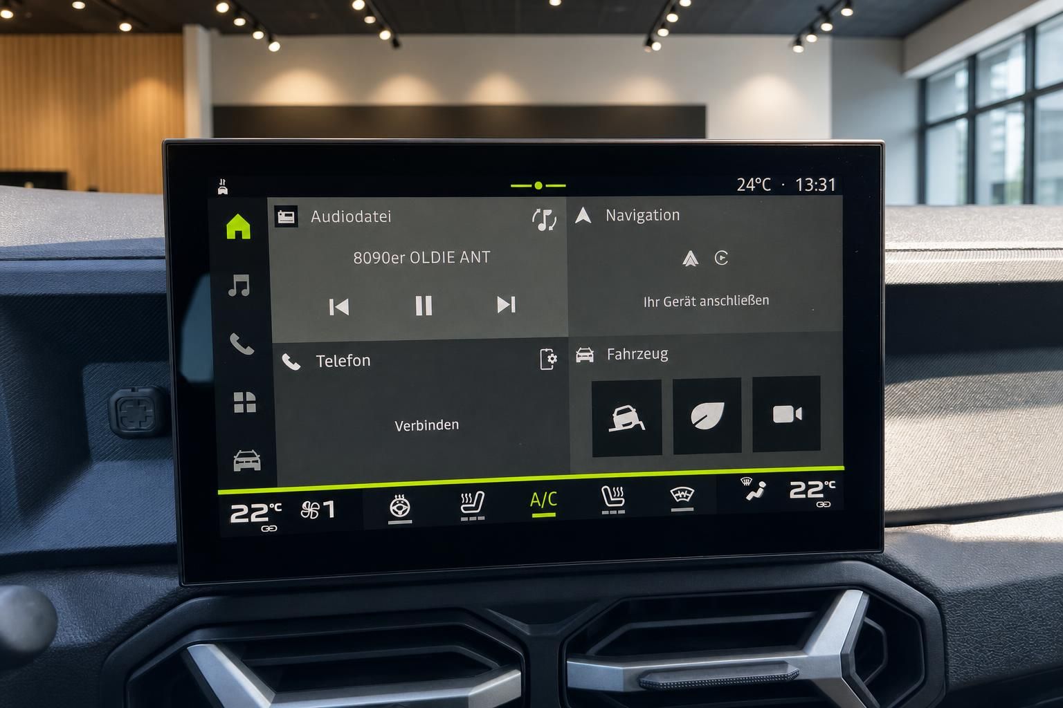 Infotainment-Bildschirm mit Navigation und Klimasteuerung im Auto