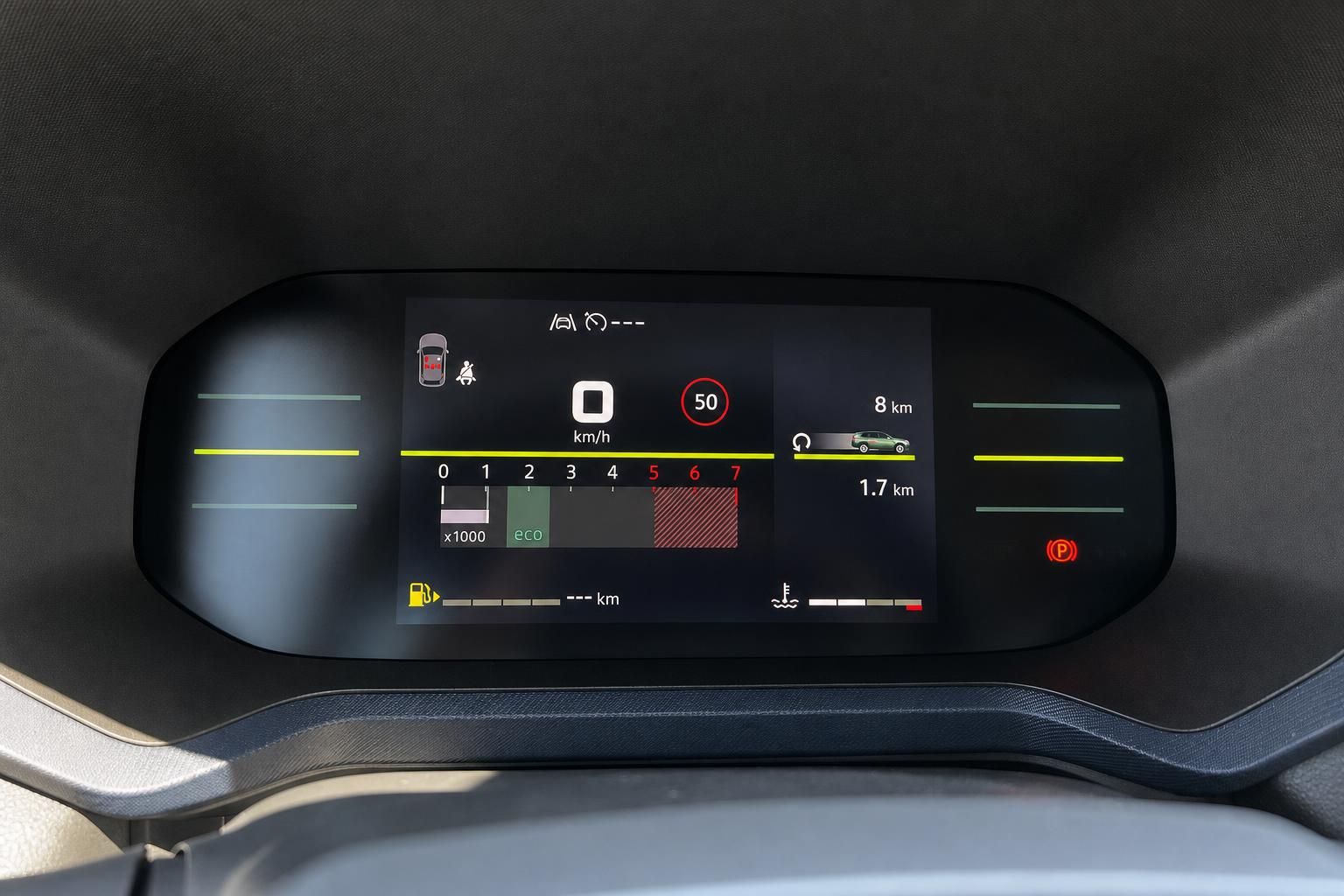 Digitales Kombiinstrument mit Tacho und Fahrassistenzanzeigen im Fahrzeug