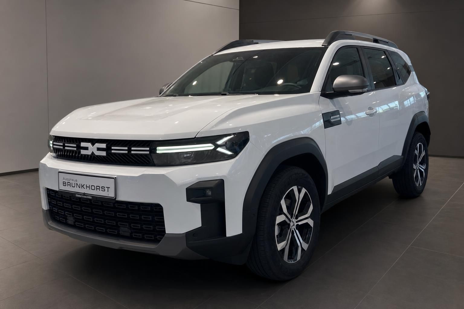 Dacia Bigster weiß SUV Seitenansicht schräg vorne im Showroom