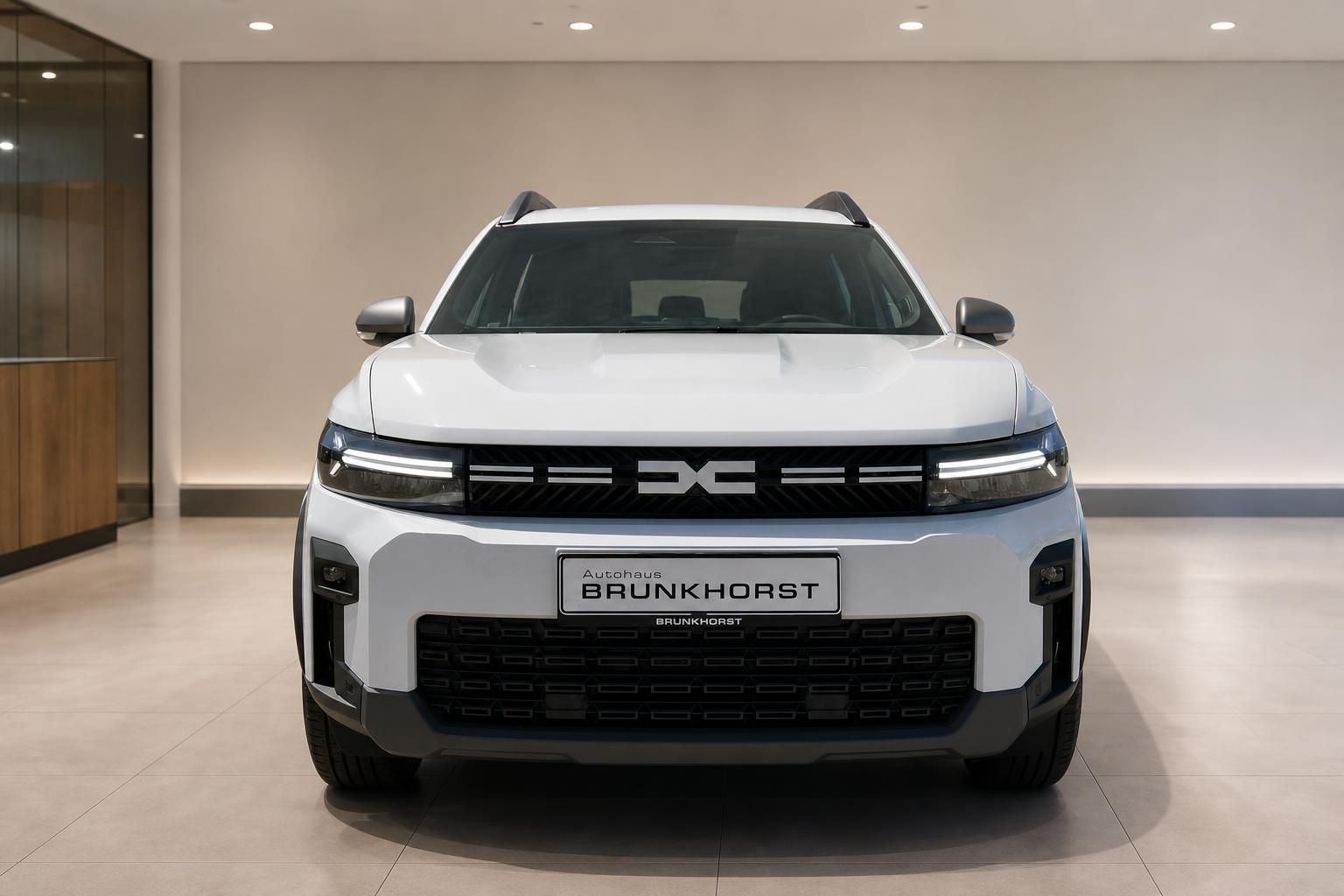 Dacia Bigster weiß Frontansicht im Autohaus Brunkhorst Showroom