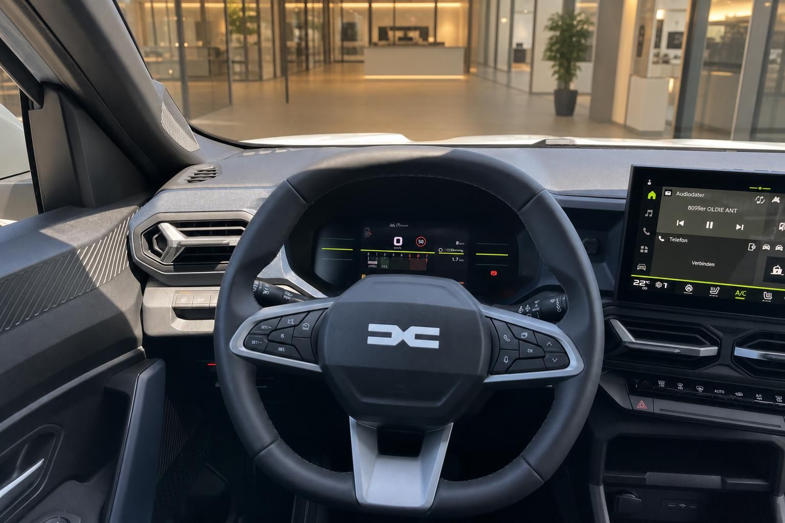 Dacia Cockpit mit Lenkrad und digitalem Tacho im Autohaus
