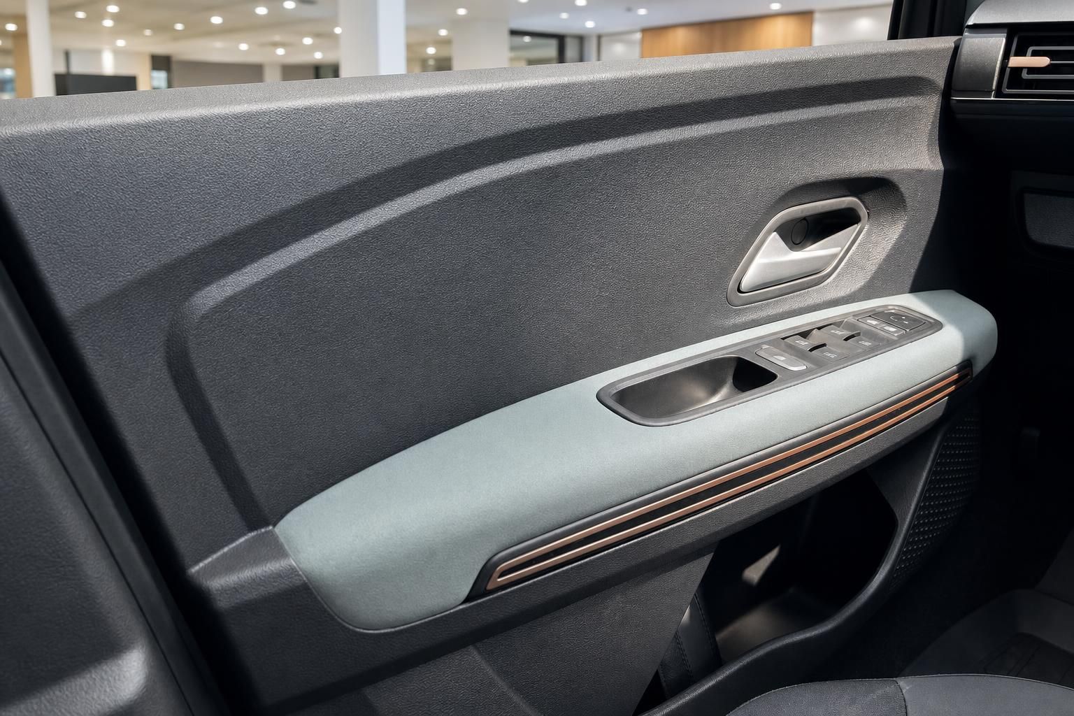Fahrzeug Türverkleidung mit Fensterheberschaltern und modernem Design im Innenraum