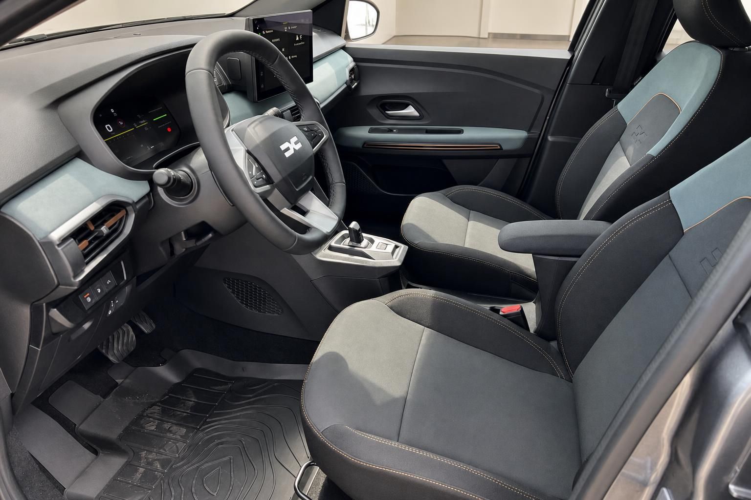Dacia Innenraum mit grau-schwarzer Ausstattung, Lenkrad und Touchscreen-Display