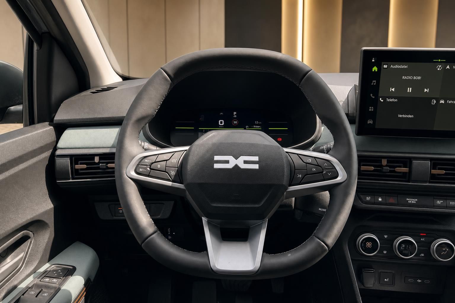 Dacia Cockpit mit digitalem Kombiinstrument, Lenkrad und Infotainment-System