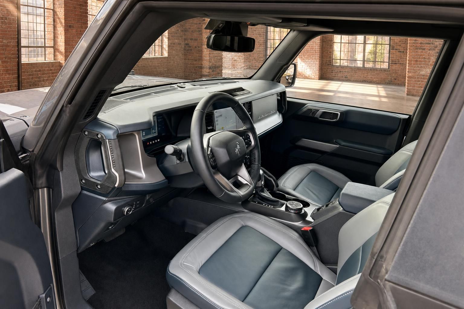 Ford Bronco Innenraum mit Lederausstattung, Lenkrad und Cockpit