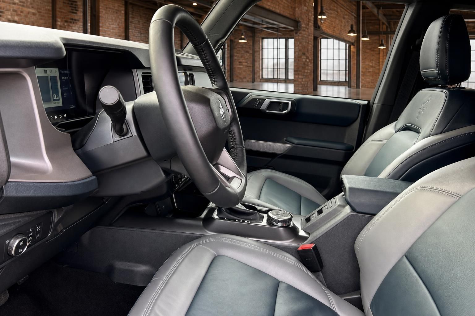 Ford Bronco Innenraum mit Lederausstattung und Cockpit Detailansicht