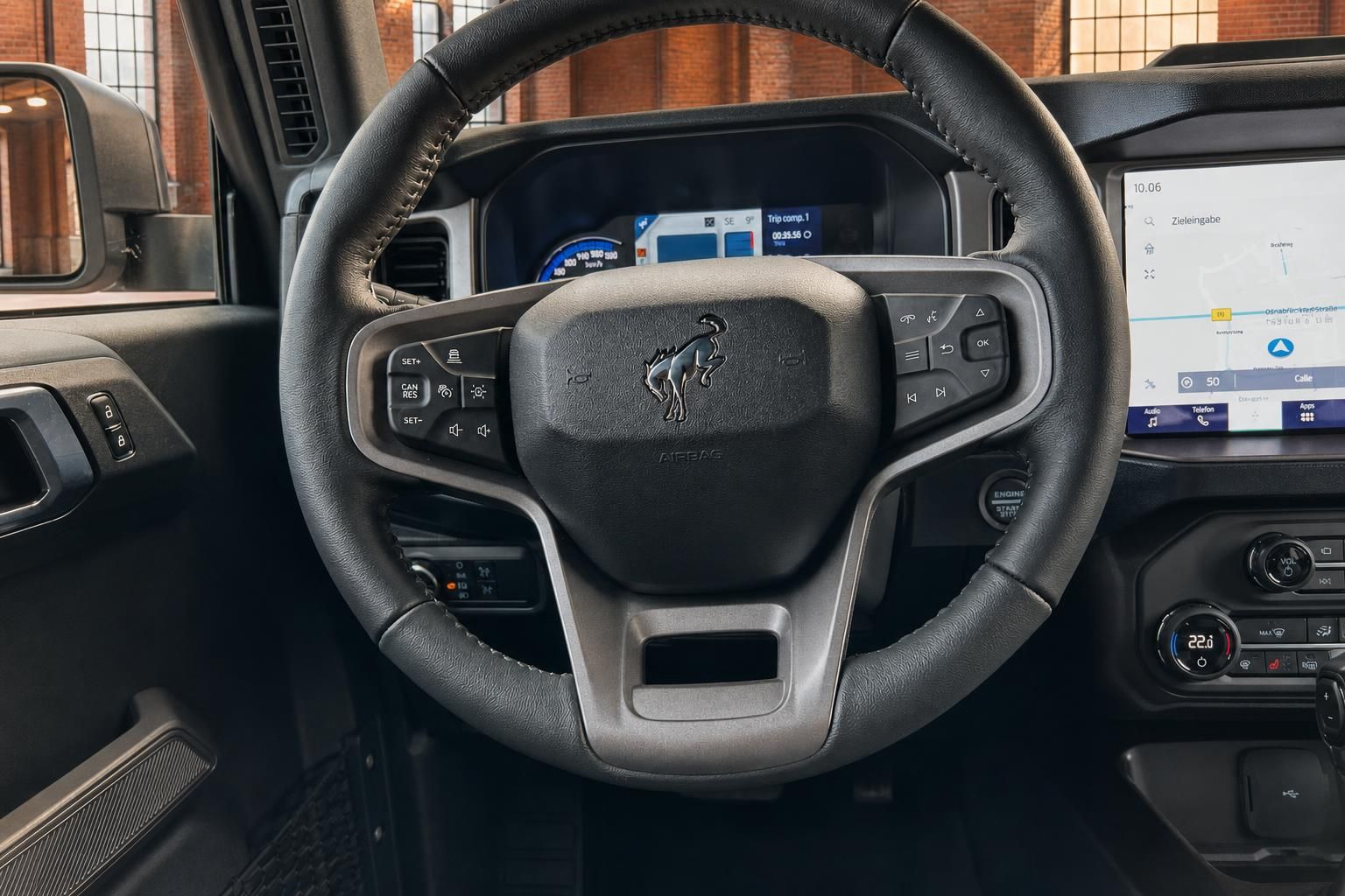 Ford Bronco Lenkrad mit Bedienelementen und Digitaldisplay Nahaufnahme