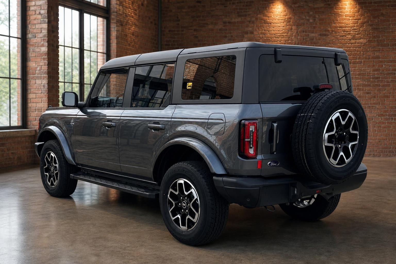 Ford Bronco grau Heckansicht seitlich mit Aussenspiegel und Reserverad