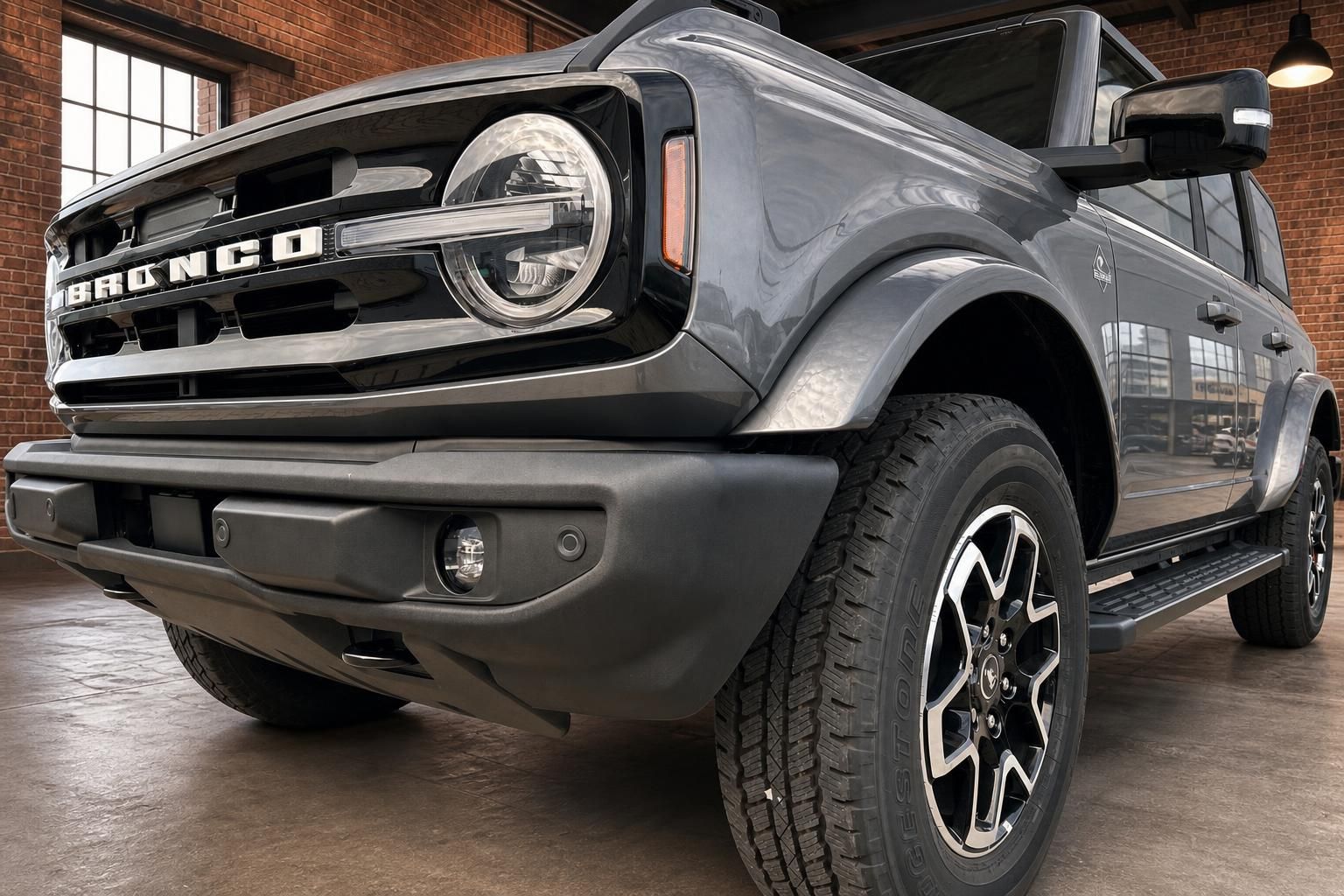 Ford Bronco Frontpartie Nahaufnahme mit Scheinwerfer und Felge