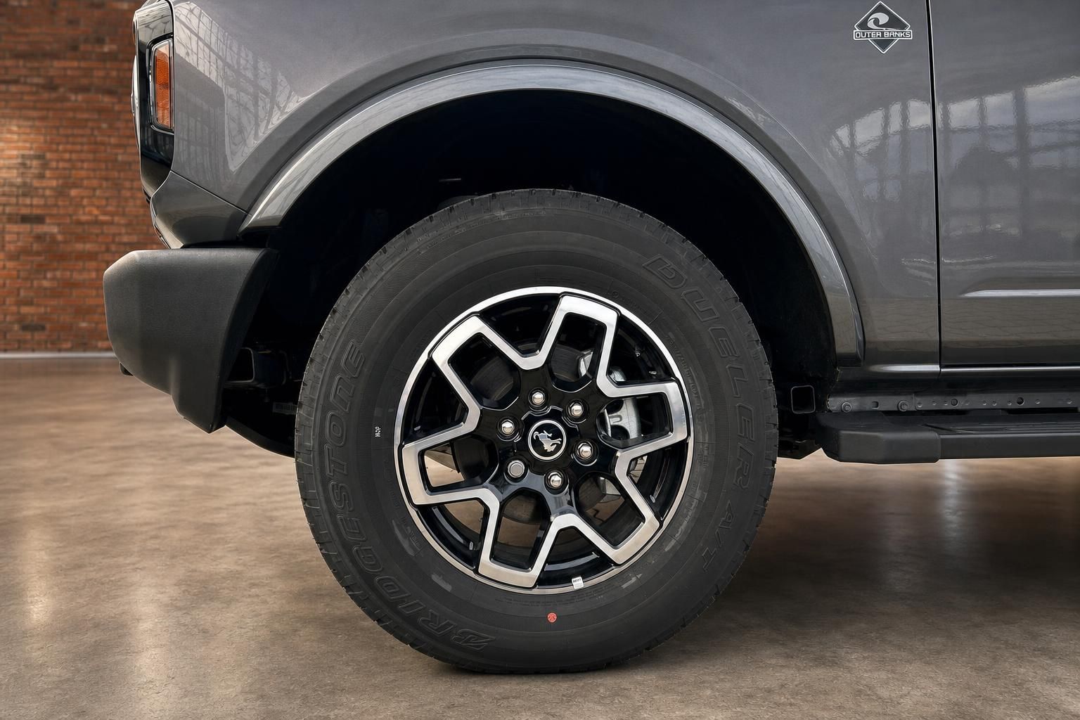 Ford Bronco Outer Banks Felge und Reifen Detailansicht in Grau