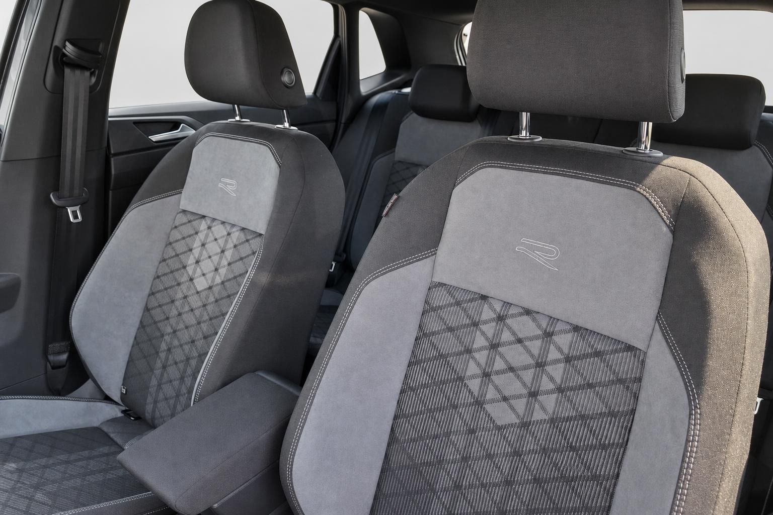 VW Innenraum Vordersitze mit R-Line Stoff-Alcantara-Bezügen in Grau mit Rautenmuster
