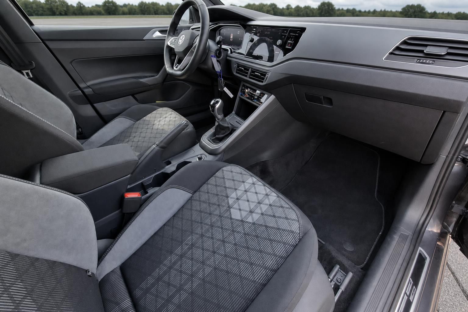 VW Innenraum Fahrerseite mit Lenkrad, Mittelkonsole, Schaltgetriebe und digitalem Cockpit