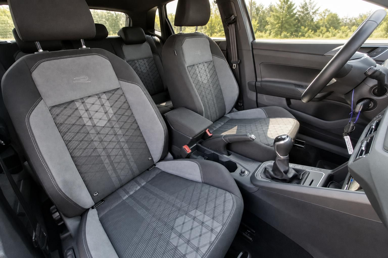 VW Polo R-Line Innenraum Vordersitze – Alcantara-Sportsitze mit R-Logo und Schaltgetriebe