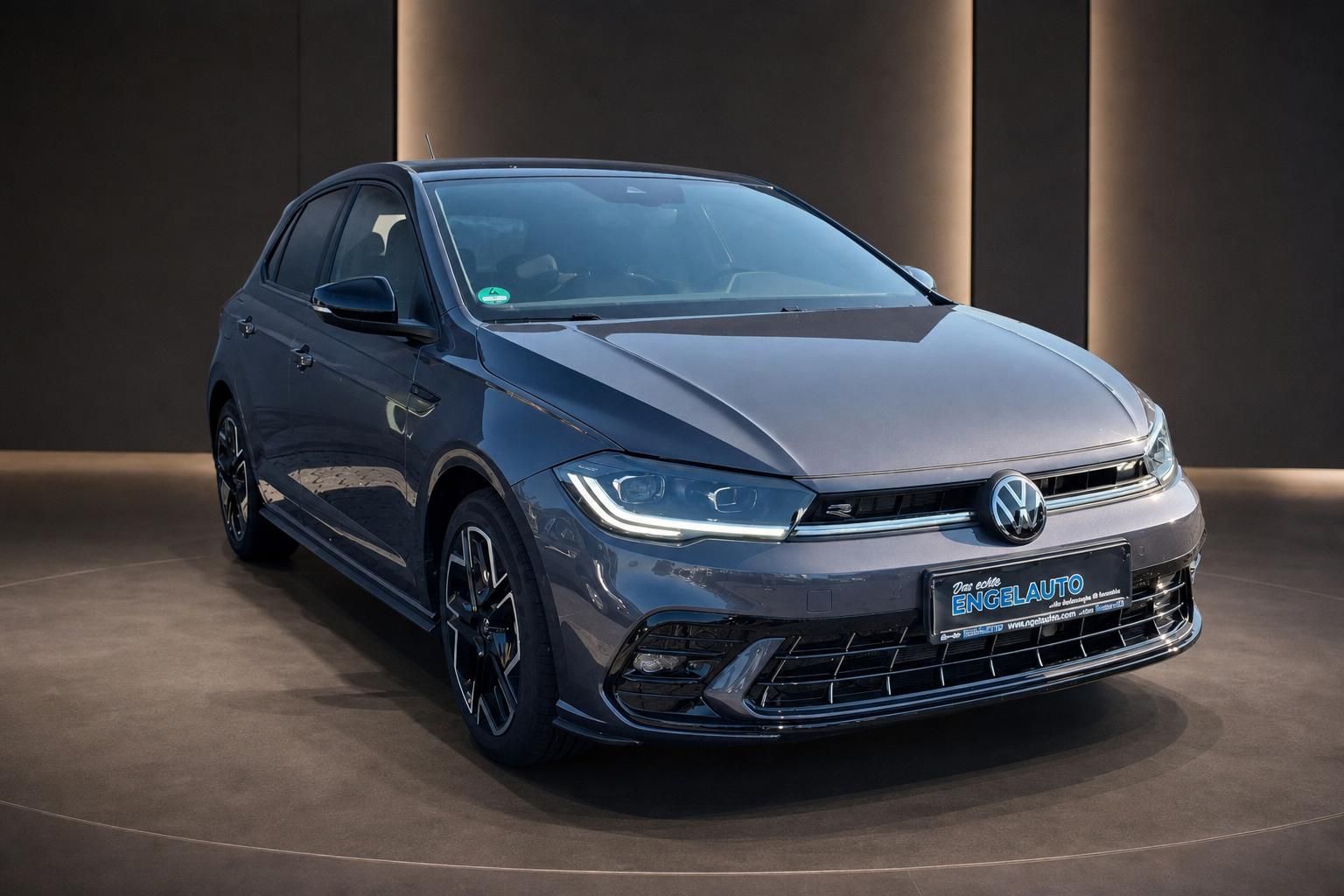 VW Polo R-Line grau metallic Frontansicht schräg links im Autohaus Engelauto
