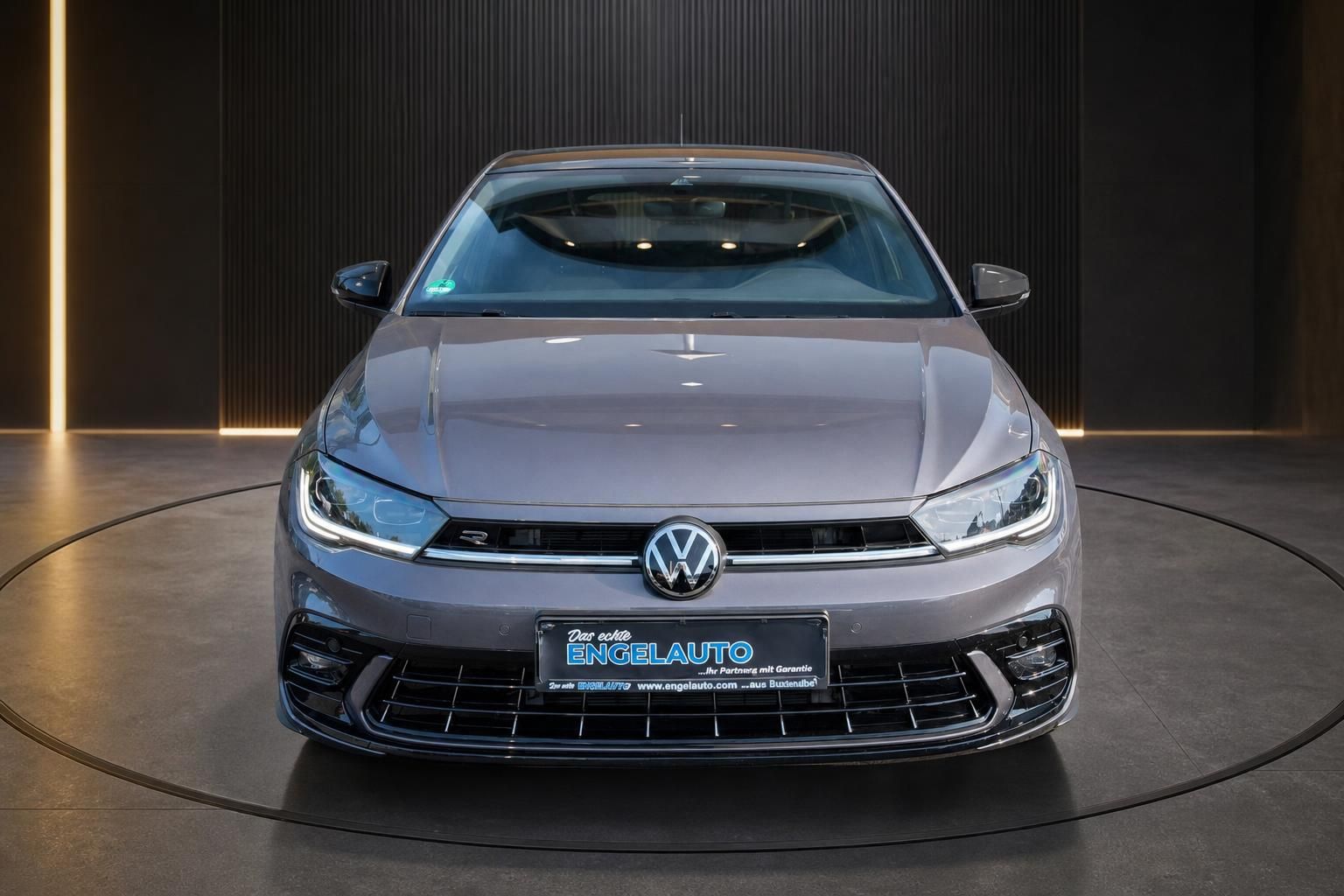 VW Polo R-Line Frontansicht grau metallic im Showroom – Gebrauchtwagen bei Engelauto