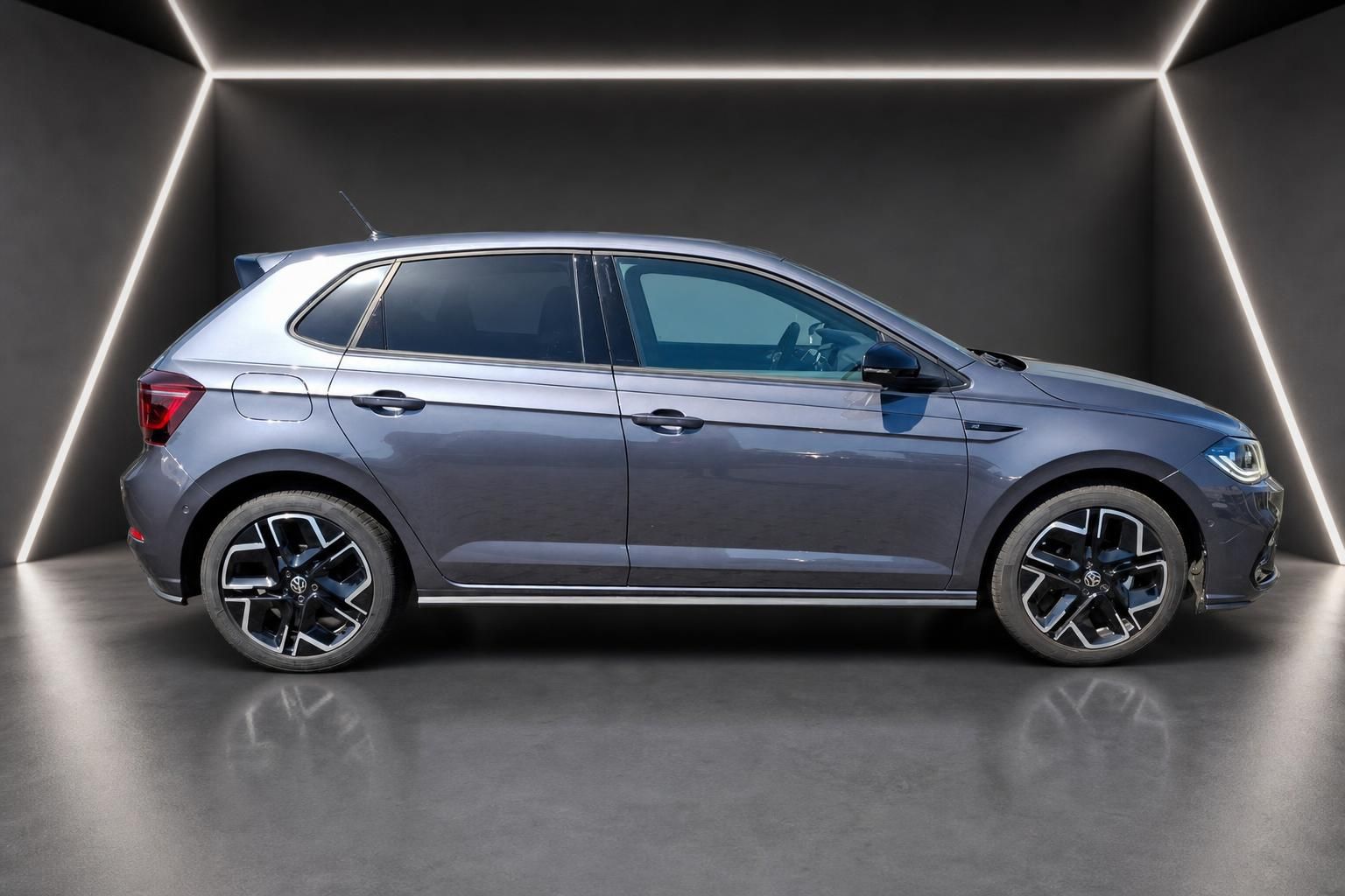 VW Polo R-Line Seitenansicht blau-grau metallic mit schwarzen Leichtmetallfelgen