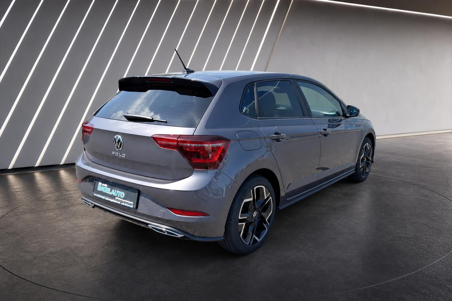 VW Polo R-Line Heckansicht grau metallic mit LED-Rückleuchten im Showroom
