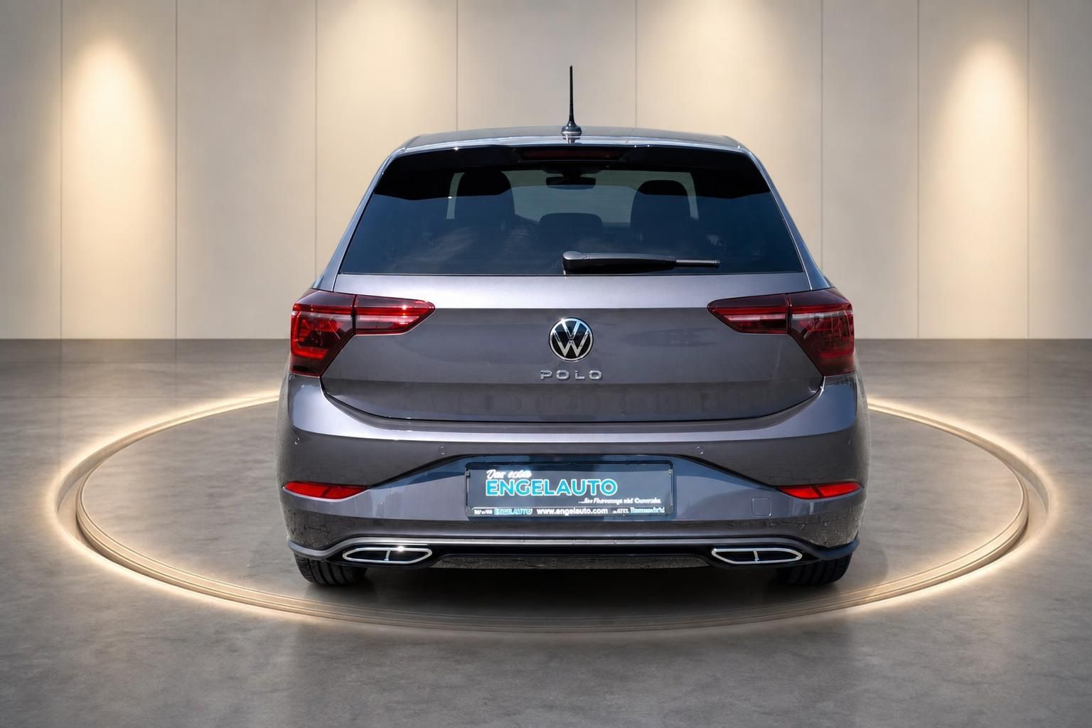 VW Polo R-Line grau direkte Heckansicht – LED-Rückleuchten und Doppelendrohr-Auspuff